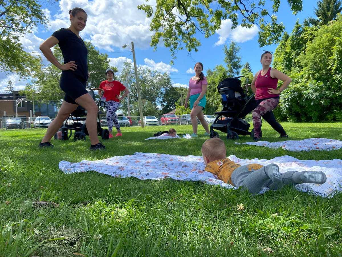 Mise en forme avec bébé au parc